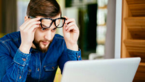 Okulary progresywne a praca przy komputerze - jak sobie poradzić?